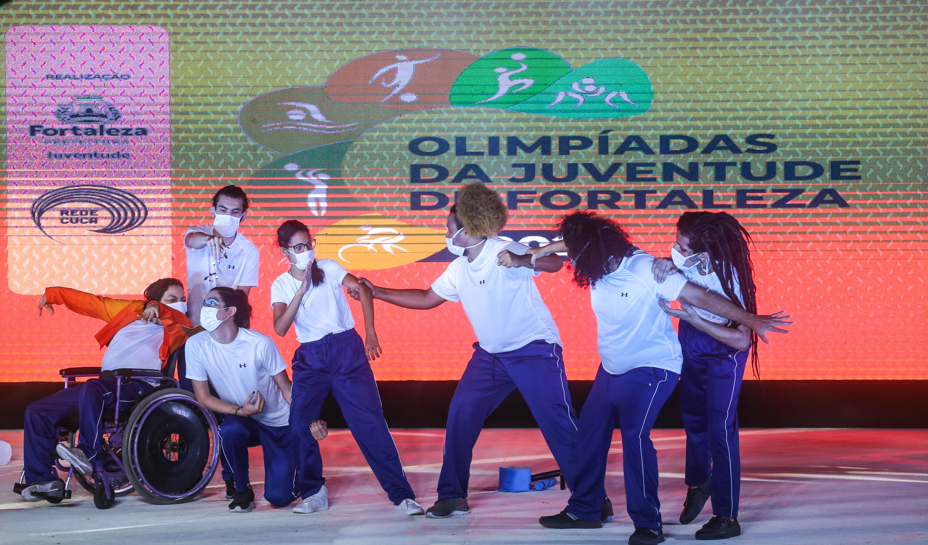 grupo de pessoas dançando num palco